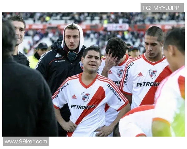 因背对对手行礼，阿甲大学生队球员被停赛，沙龙主席遭禁足